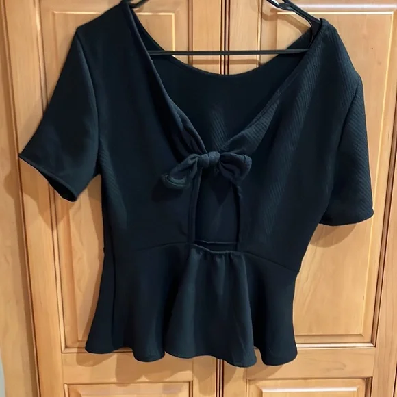 Ladies blk  short sleeve 14TH & Union shirt with peep hole and bow on the back. - Picture 2 of 2